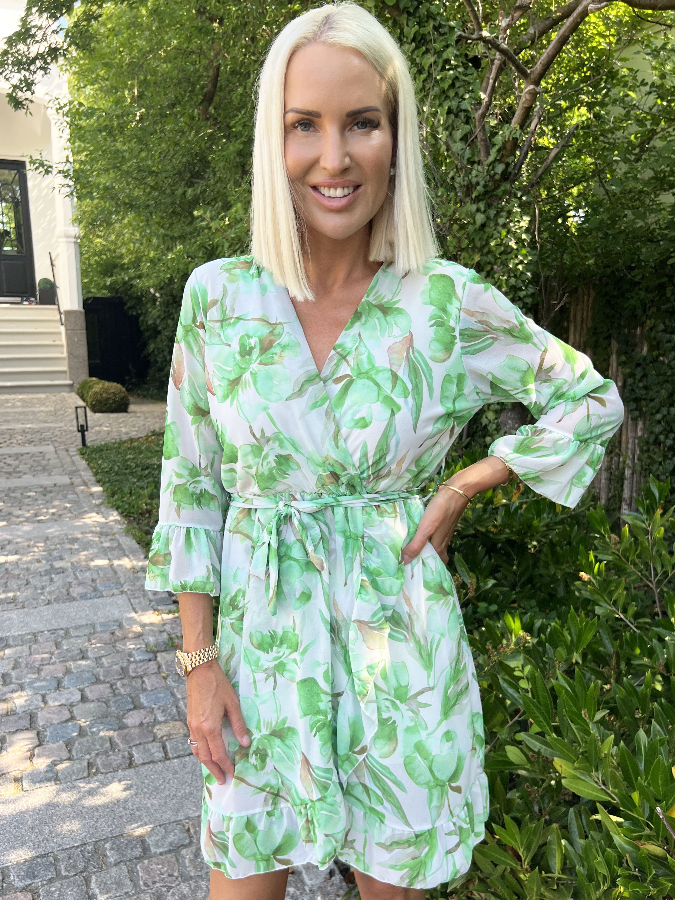 Merle - Kort klänning i chiffong med blommigt tryck